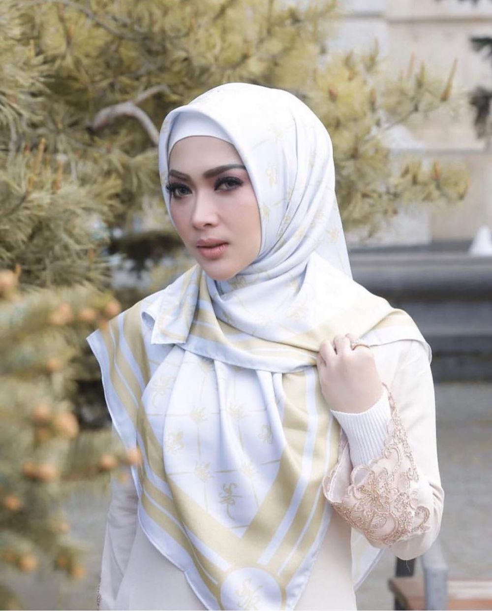 7 Pesona Syahrini saat kenakan hijab, cantiknya bikin pangling banget