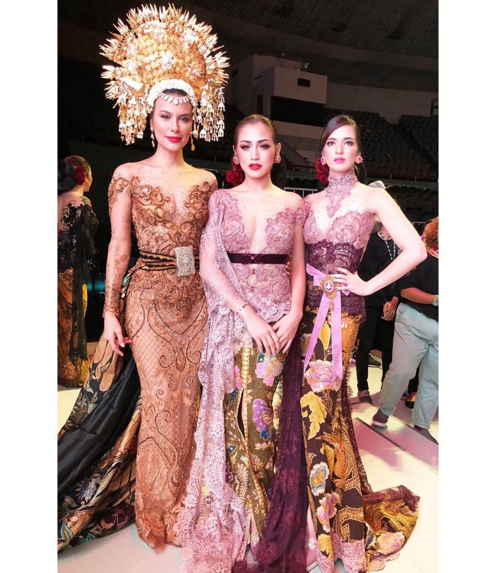 7 Pesona Nia Ramadhani saat pakai kebaya, cantiknya bikin nggak kedip