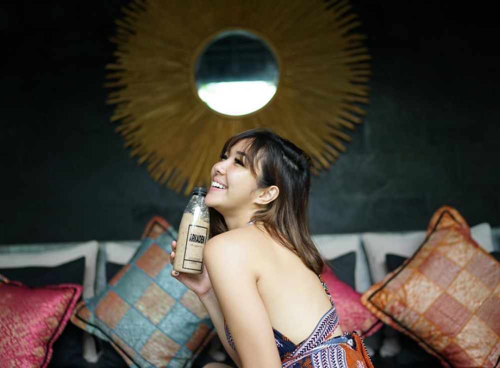 8 Pesona Gisella Anastasia saat pamer punggung mulus, seksi abis