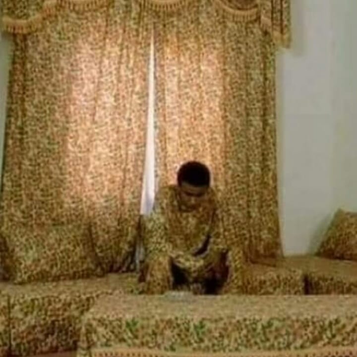 7 Momen tak sengaja baju mirip motif gorden & sprei, bikin tepuk jidat