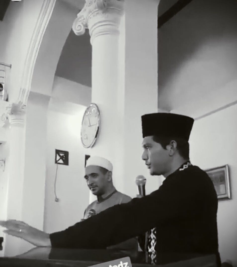 8 Pesona si cakep Iko Uwais dengan baju muslim, gantengnya elegan