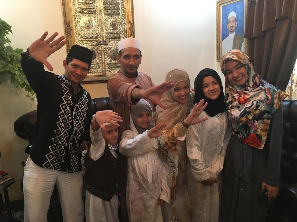 8 Pesona si cakep Iko Uwais dengan baju muslim, gantengnya elegan