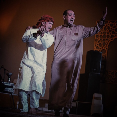 8 Pesona si cakep Iko Uwais dengan baju muslim, gantengnya elegan