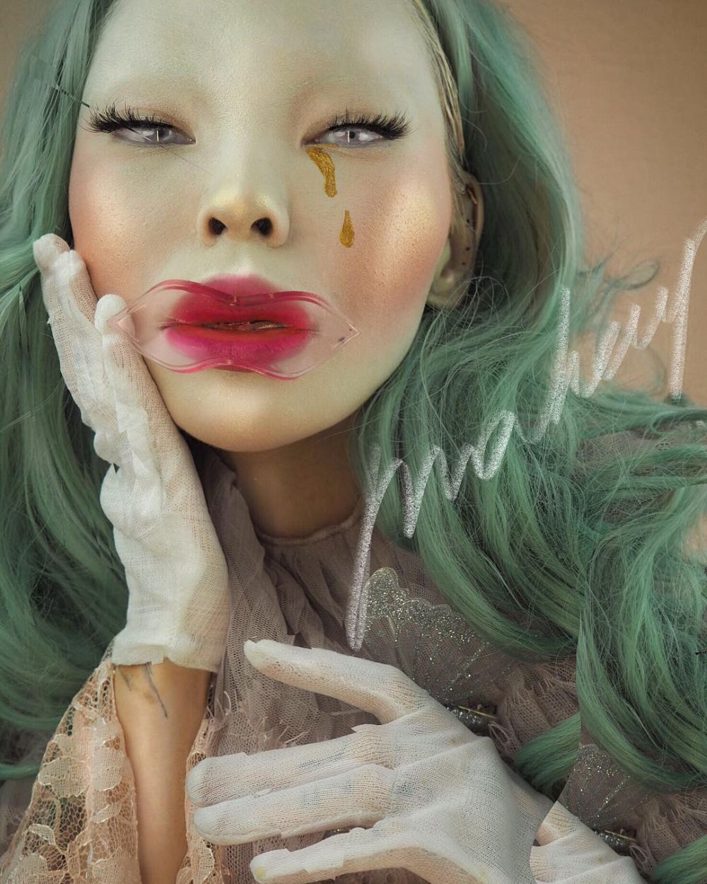 10 Potret Aryuna Tardis, selebgram yang gemar pakai makeup ekstrem