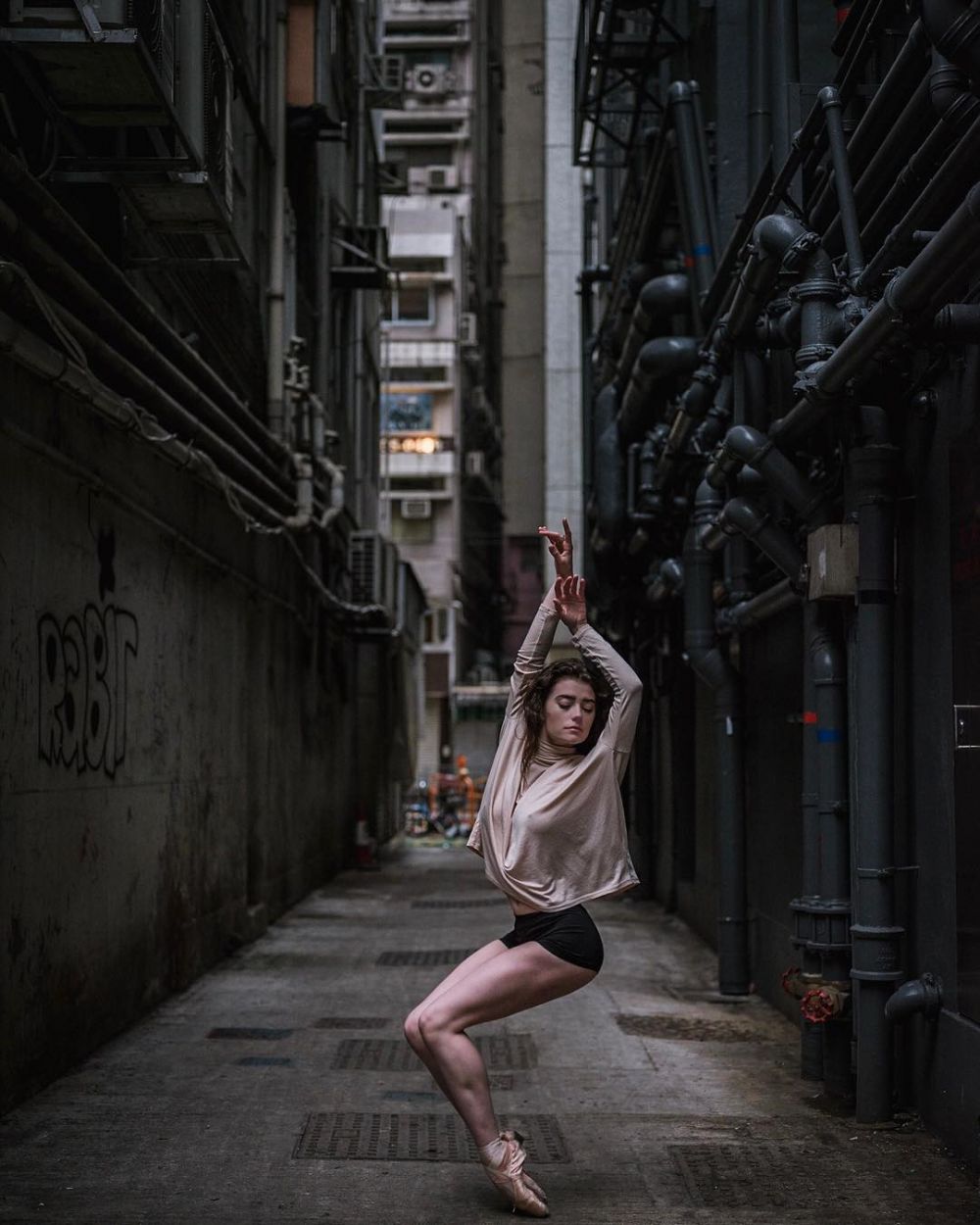 Beda dari biasa, ini 10 pose kece penari balet di berbagai tempat