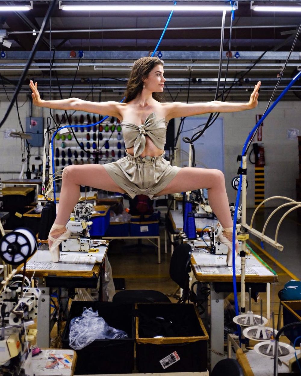 Beda dari biasa, ini 10 pose kece penari balet di berbagai tempat