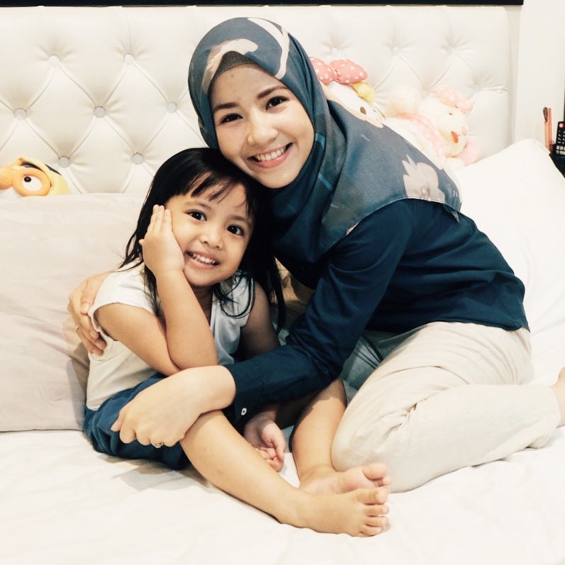 Jadi ibu di usia 20 tahun, begini 8 potret Natasha Rizky momong anak