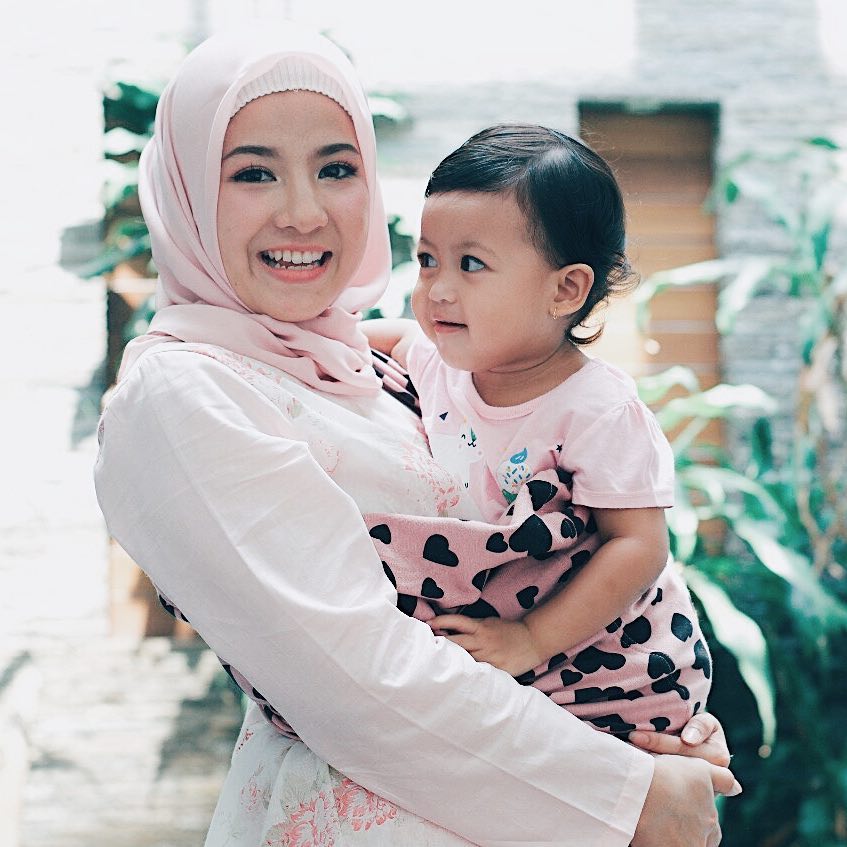 Jadi ibu di usia 20 tahun, begini 8 potret Natasha Rizky momong anak