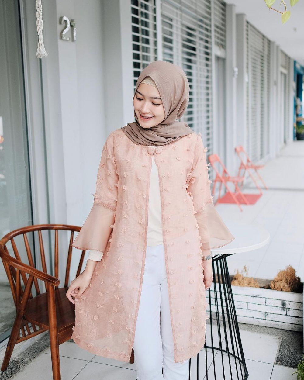 10 Gaya OOTD sweet look ala Saritiw yang pas buat acara halal bi halal