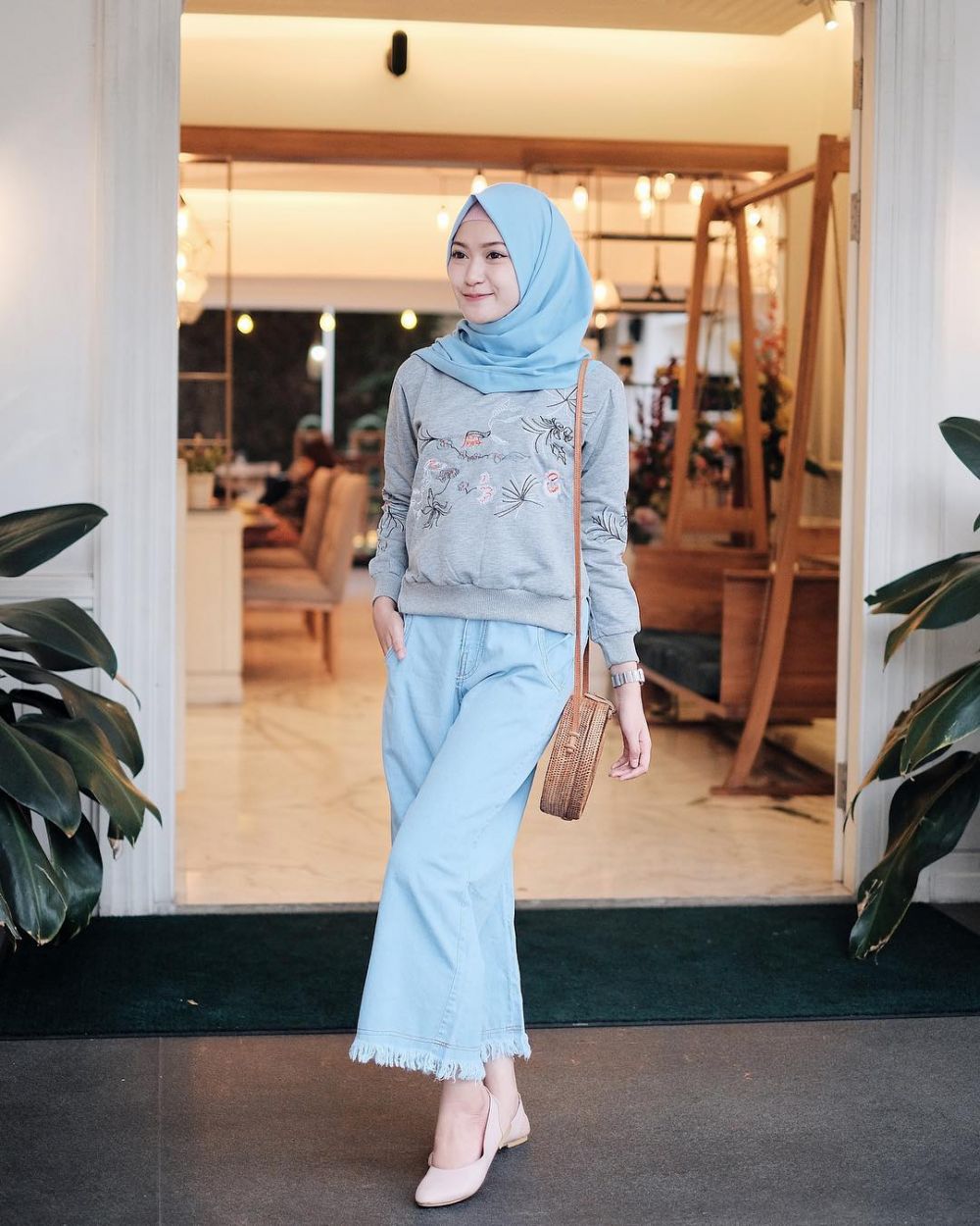 10 Gaya OOTD sweet look ala Saritiw yang pas buat acara halal bi halal