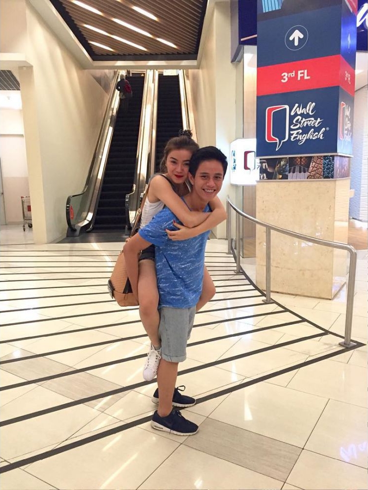 Kedekatan 7 seleb cewek sama saudara cowoknya ini bak orang pacaran