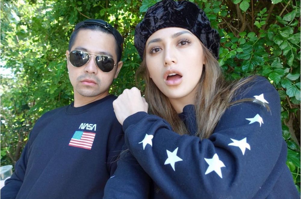 Kedekatan 7 seleb cewek sama saudara cowoknya ini bak orang pacaran