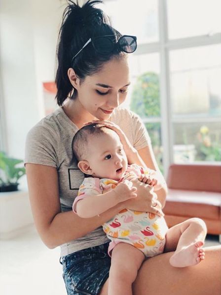 Jadi ibu di usia 21 tahun, ini 10 gaya Raquel Katie saat mengasuh anak
