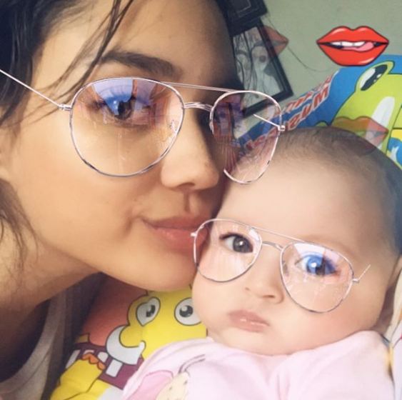 Jadi ibu di usia 21 tahun, ini 10 gaya Raquel Katie saat mengasuh anak