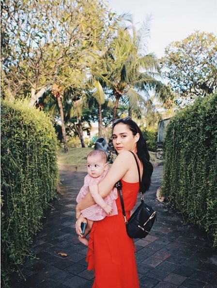 Jadi ibu di usia 21 tahun, ini 10 gaya Raquel Katie saat mengasuh anak