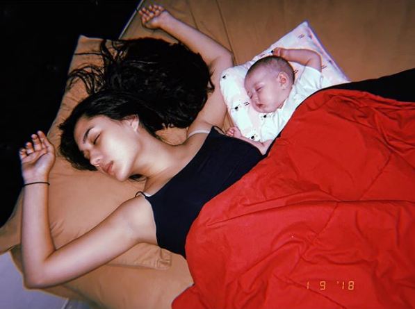 Jadi ibu di usia 21 tahun, ini 10 gaya Raquel Katie saat mengasuh anak