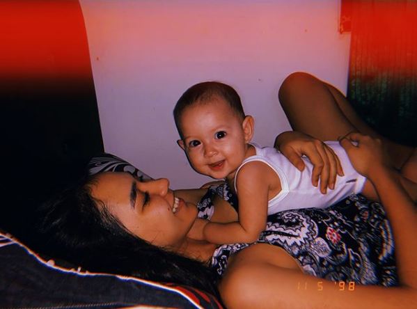 Jadi ibu di usia 21 tahun, ini 10 gaya Raquel Katie saat mengasuh anak