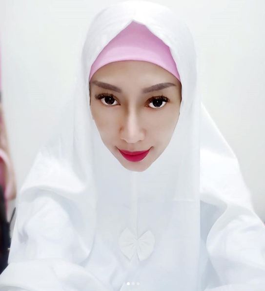Biasa tampil seksi, ini 6 gaya terbaru Dewi Sanca berbalut hijab