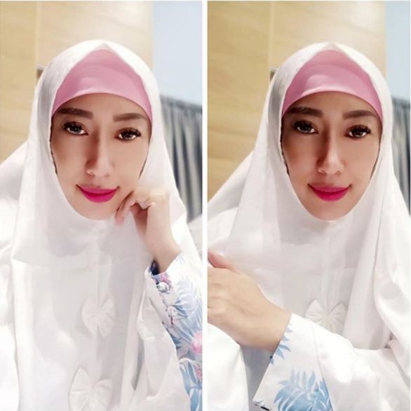Biasa tampil seksi, ini 6 gaya terbaru Dewi Sanca berbalut hijab