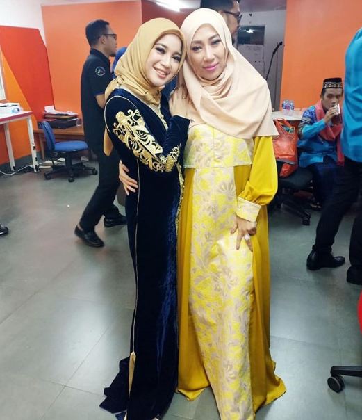 Biasa tampil seksi, ini 6 gaya terbaru Dewi Sanca berbalut hijab