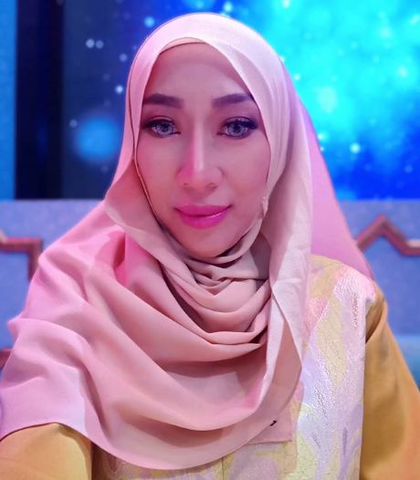 Biasa tampil seksi, ini 6 gaya terbaru Dewi Sanca berbalut hijab