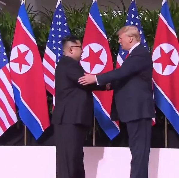 7 Potret detik-detik jabat tangan bersejarah Trump dan Kim Jong Un