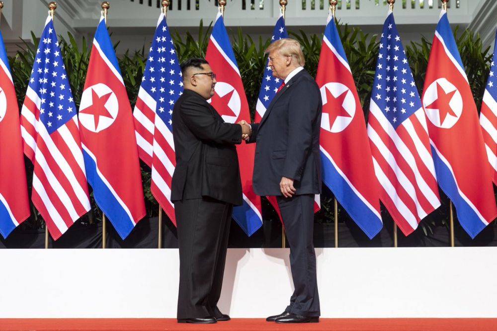 7 Potret detik-detik jabat tangan bersejarah Trump dan Kim Jong Un