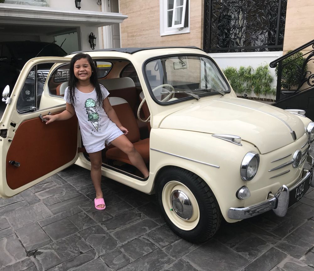 Jadi host kondang, ini 10 potret koleksi mobil tua Andre Taulany