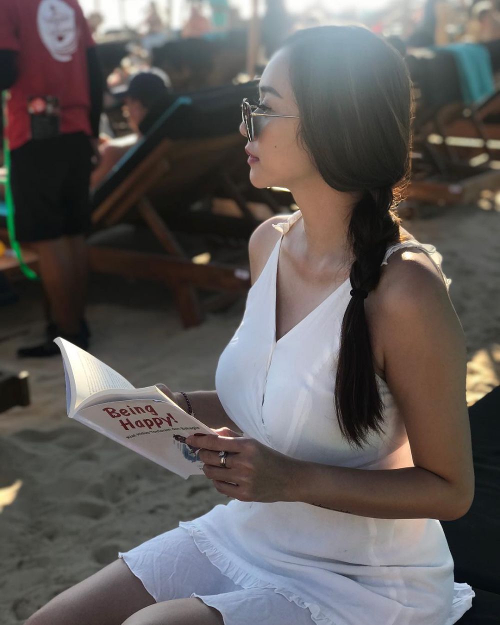6 Pesona Aura Kasih saat membaca buku, smart is the new sexy