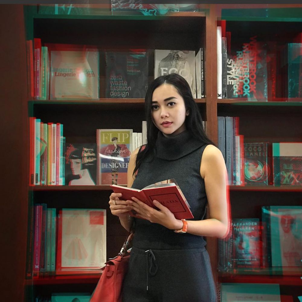 6 Pesona Aura Kasih saat membaca buku, smart is the new sexy