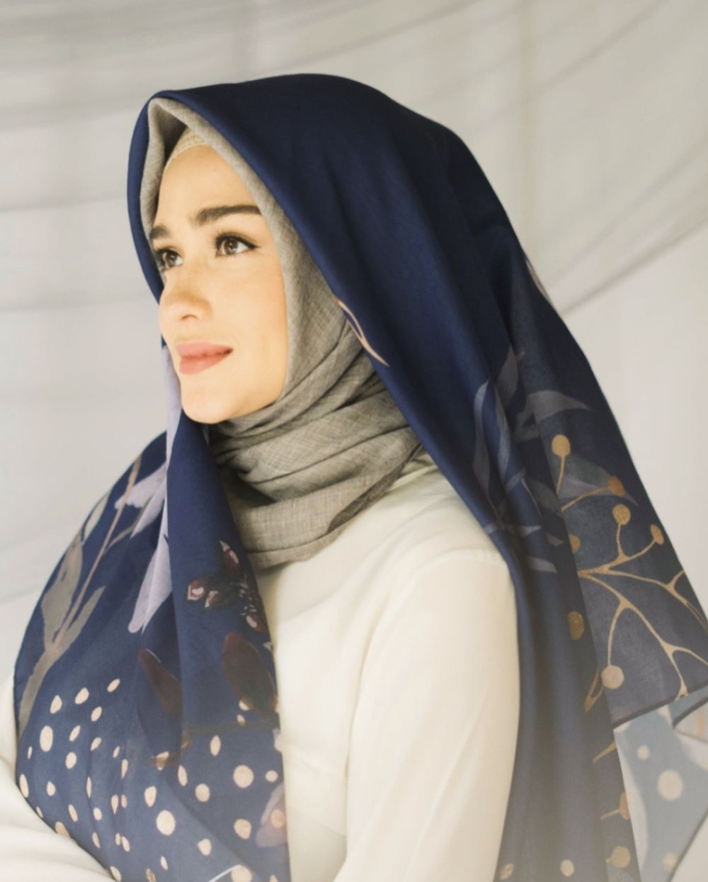 7 Potret Yasmine Wildblood saat berhijab, gayanya bikin hati adem