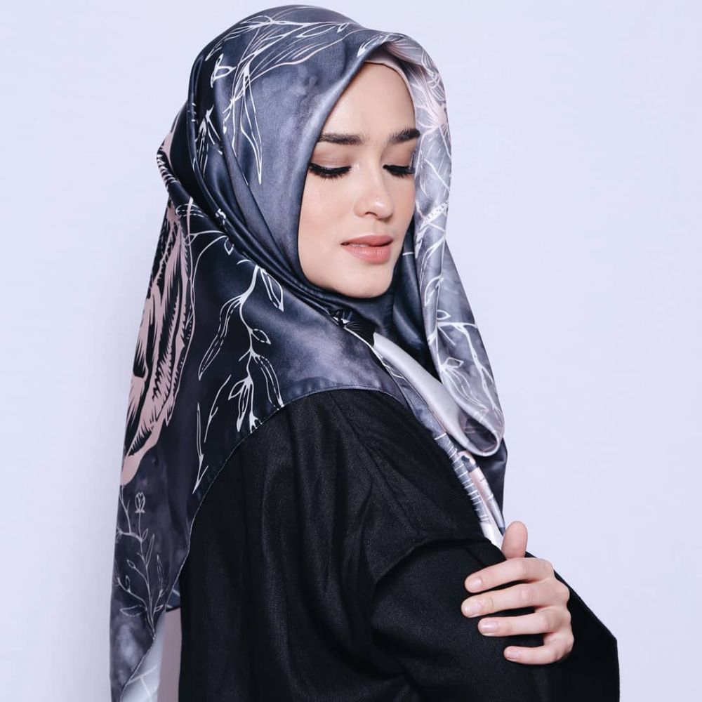 7 Potret Yasmine Wildblood saat berhijab, gayanya bikin hati adem