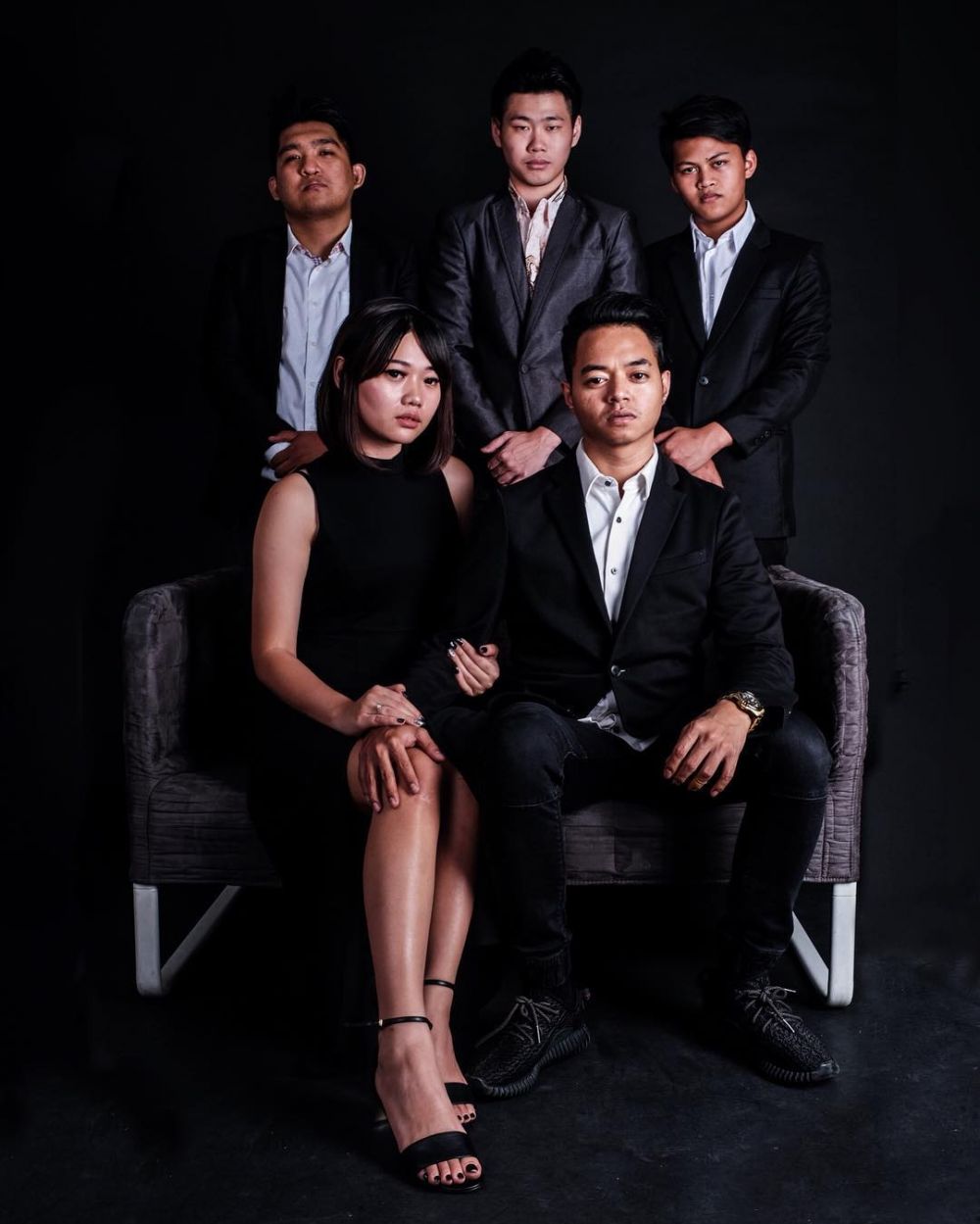 8 Pose Reza Oktovian pakai jas hitam keren, gayanya gahar abis