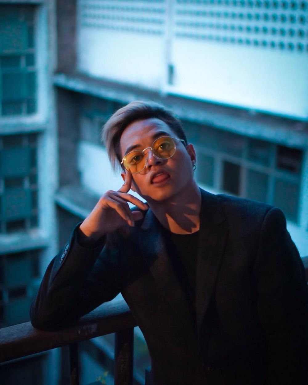 8 Pose Reza Oktovian pakai jas hitam keren, gayanya gahar abis