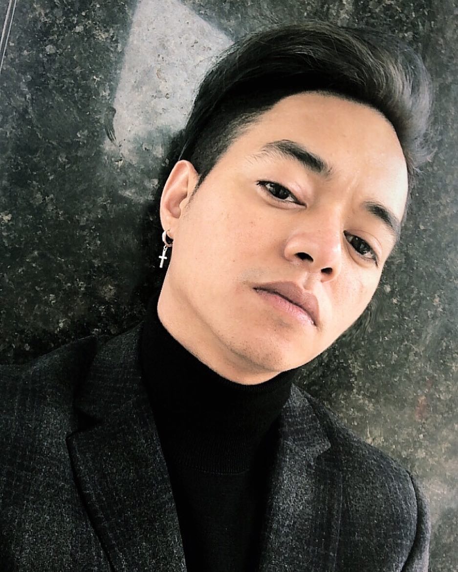 8 Pose Reza Oktovian pakai jas hitam keren, gayanya gahar abis