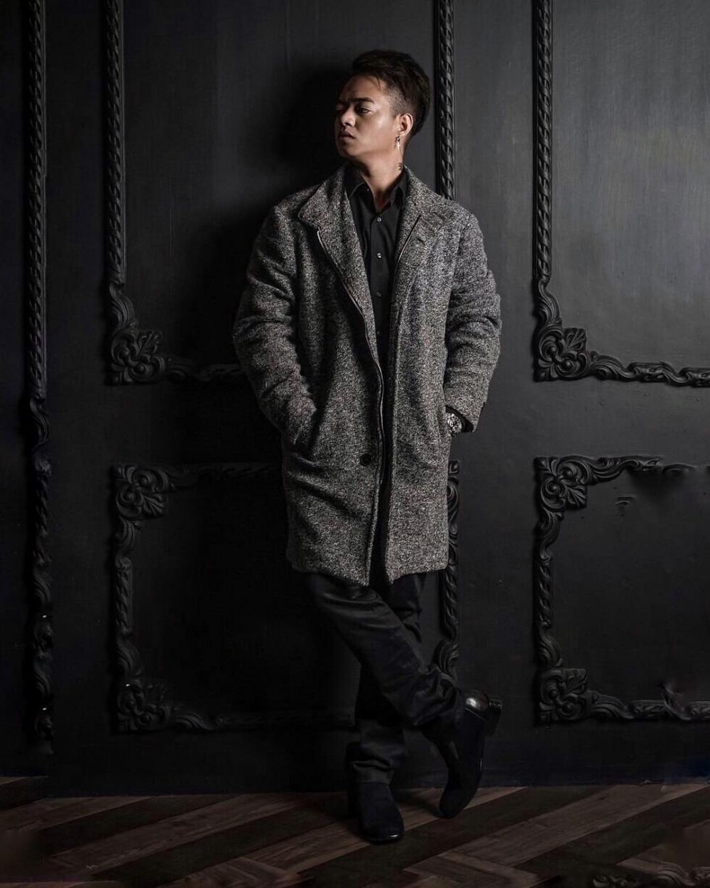 8 Pose Reza Oktovian pakai jas hitam keren, gayanya gahar abis