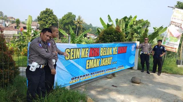 Nggak cuma penting, 9 spanduk imbauan pemudik ini juga menghibur