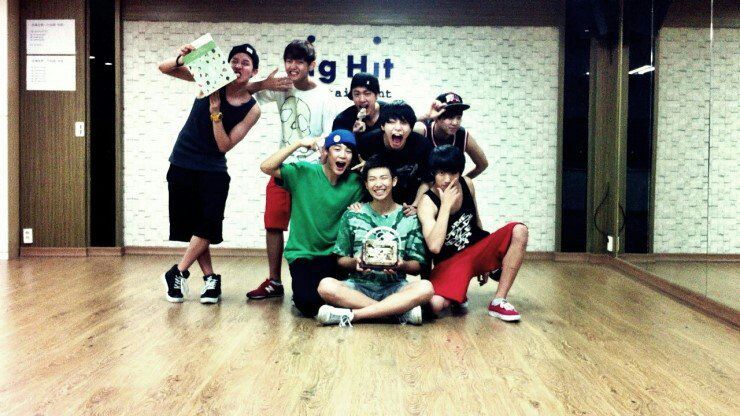 Dari predebut sampai kini mendunia, ini 10 momen kekompakan member BTS