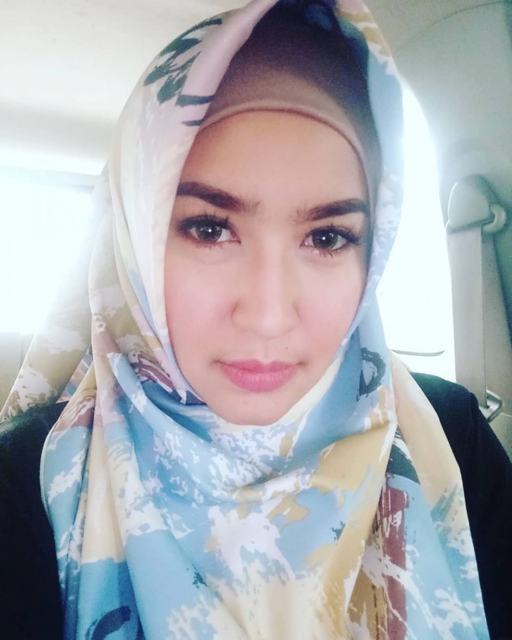Kini berbalut hijab, begini 10 pesona mantan istri Ferry Maryadi