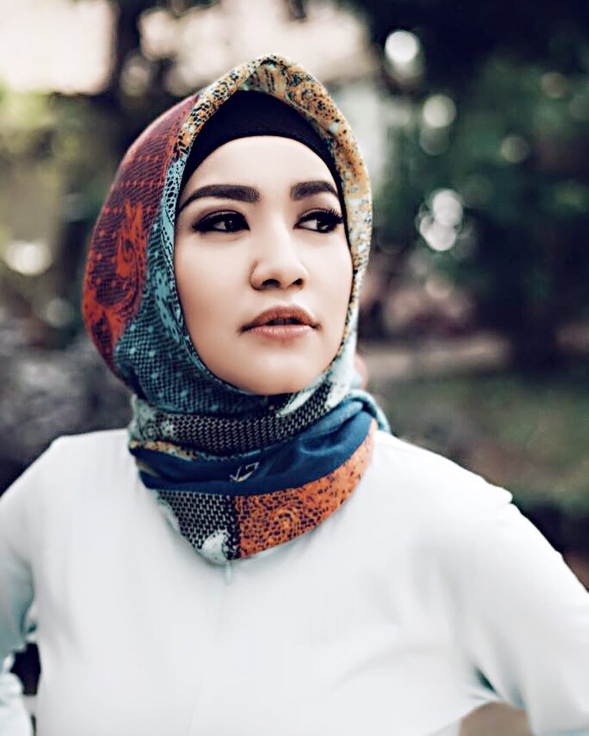 Kini berbalut hijab, begini 10 pesona mantan istri Ferry Maryadi