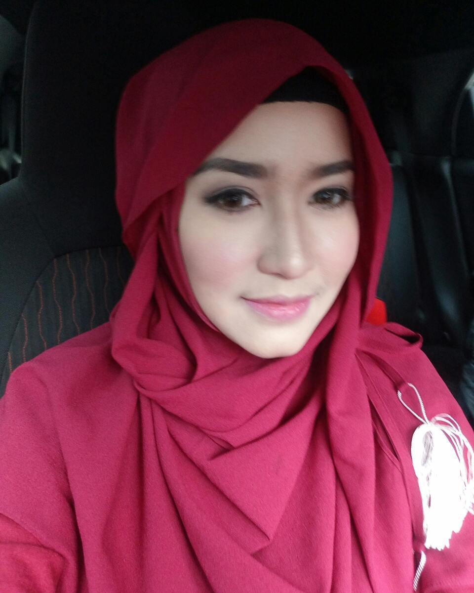 Kini berbalut hijab, begini 10 pesona mantan istri Ferry Maryadi