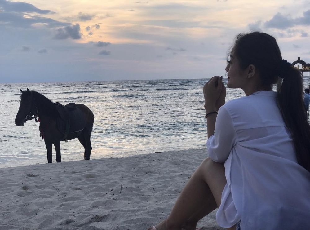 Tak kalah syantik dari lagunya, ini 10 gaya Siti Badriah pas traveling