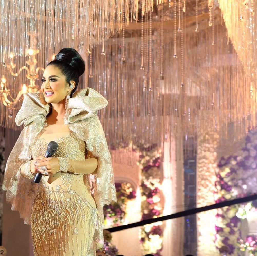 8 Gaya glamor Krisdayanti jadi tamu di pernikahan, gaunnya cetar abis