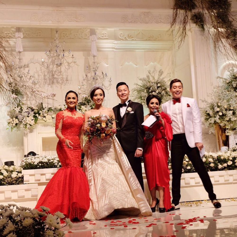 8 Gaya glamor Krisdayanti jadi tamu di pernikahan, gaunnya cetar abis