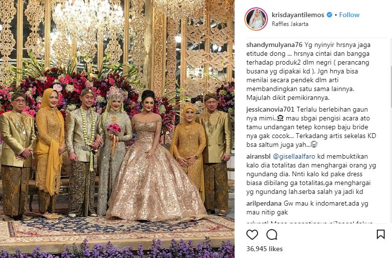 8 Gaya glamor Krisdayanti jadi tamu di pernikahan, gaunnya cetar abis