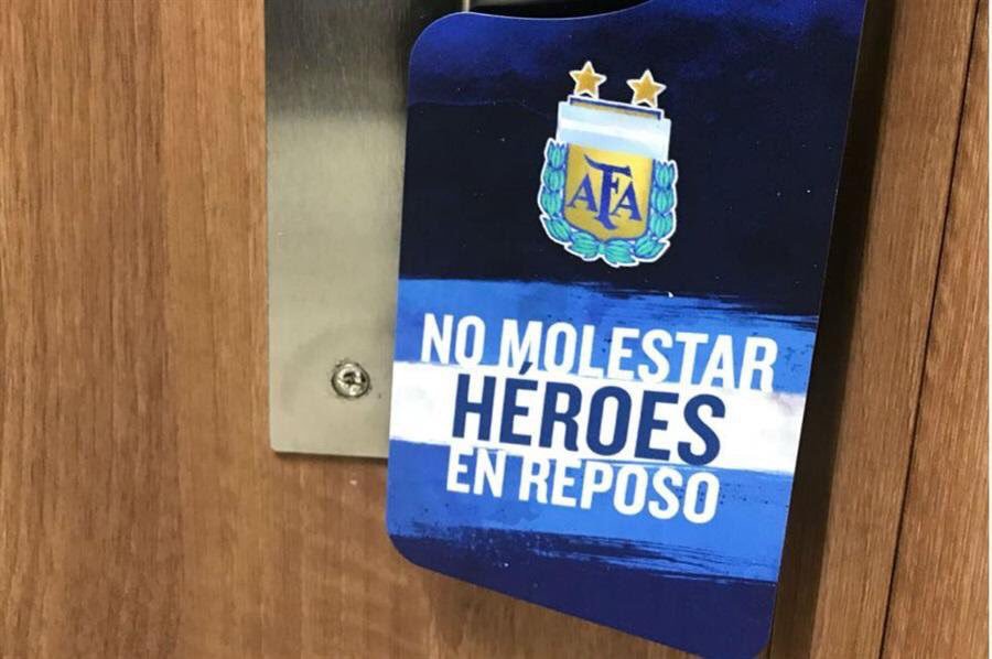 Ini pesan unik di pintu kamar tidur Messi dan Aguero di Rusia