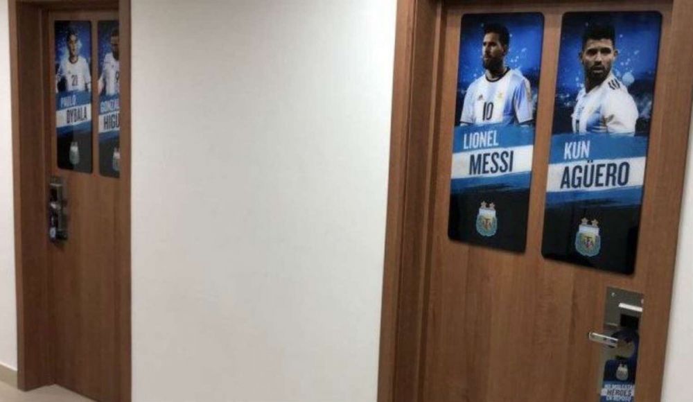 Ini pesan unik di pintu kamar tidur Messi dan Aguero di Rusia