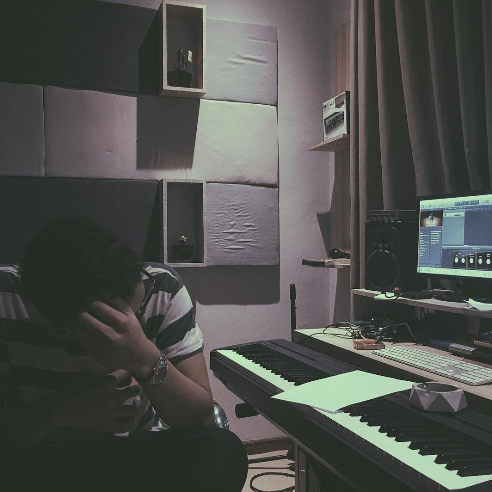 6 Aksi Ardhito Pramono saat bermusik di balik layar, keren abis