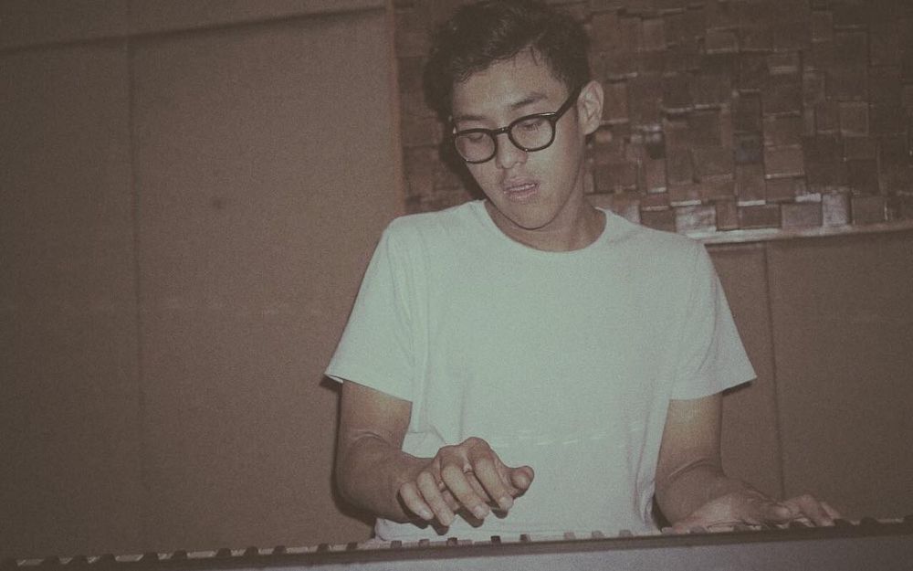 6 Aksi Ardhito Pramono saat bermusik di balik layar, keren abis