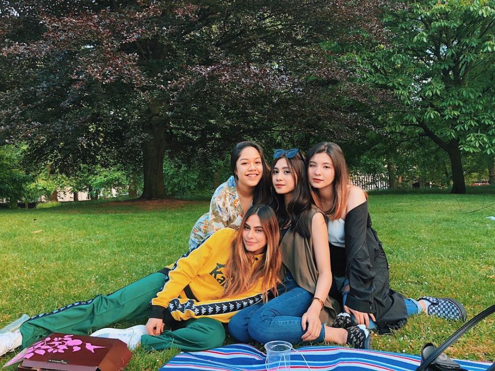 10 Potret kompak Valerie Thomas dan Shaloom, gayanya bikin susah kedip